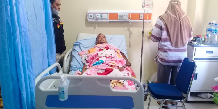 Setelah Membacok Mohamad Kumar , Di Pom Bensin Wilayah Losari Cirebon , Diduga Pelaku Pembacokan , Langsung Kabur