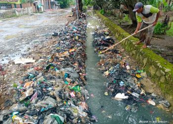 Duh ! , Kiriman Sampah Di Desa Jatianom , Kian Membuat Resah Warga Blok Tikungan Sekolahan , Minta Agar Jangan Buang Di Saluaran Air