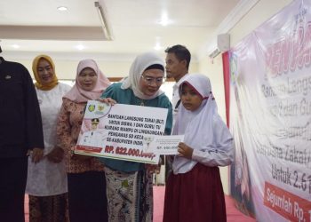 Bupati Indramayu Serahkan BLT untuk Pelajar Kurang Mampu dan Bantuan Rehab Rumah Gakin