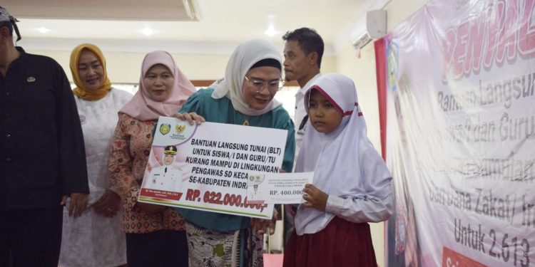 Bupati Indramayu Serahkan BLT untuk Pelajar Kurang Mampu dan Bantuan Rehab Rumah Gakin