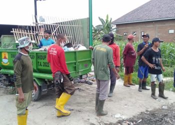 Bersihkan Sampah, Ini Realisasi Program Padat Karya Desa Kudu Keras