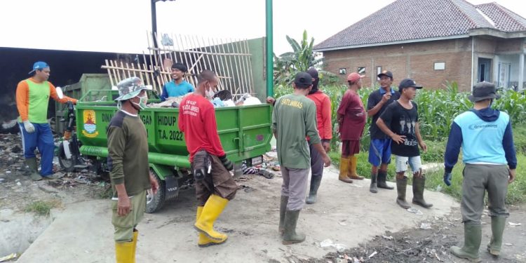 Bersihkan Sampah, Ini Realisasi Program Padat Karya Desa Kudu Keras