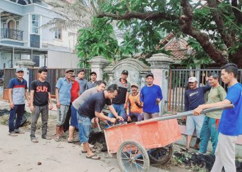 Kuras Saluran Air, Pemdes Serang Kulon Realisasikan Program Padat Karya