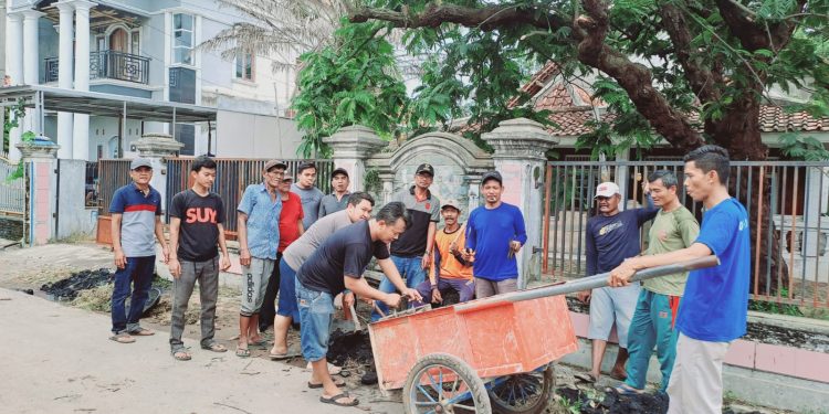 Kuras Saluran Air, Pemdes Serang Kulon Realisasikan Program Padat Karya