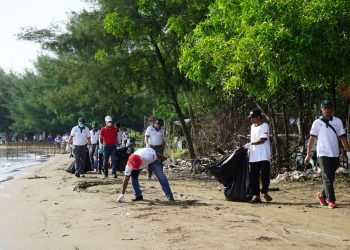 Pertamina Group Balongan Jaga Pesisir Pantai Tetap Bersih dan Terlindungi