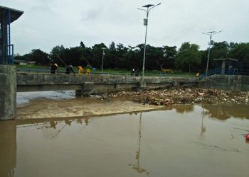 Pemdes Terusan Angkat Sampah di Bendung Bojongsari