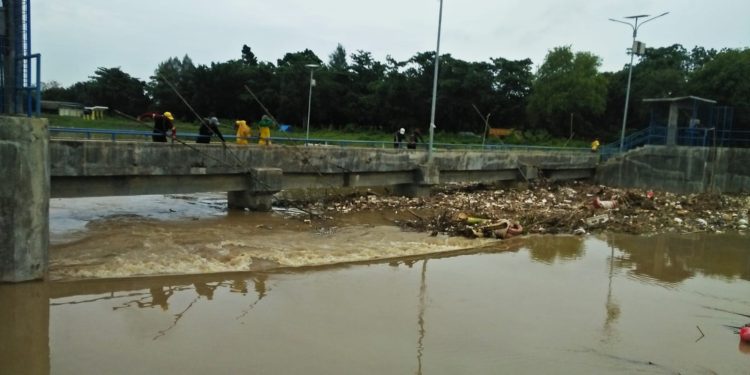 Pemdes Terusan Angkat Sampah di Bendung Bojongsari