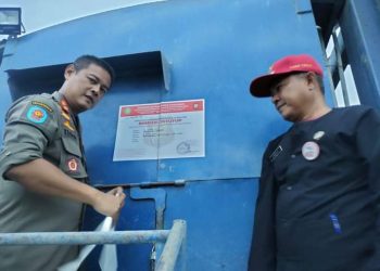 Satpol-PP Damkar Indramayu Menutup Batching Plant tak Lengkap Izin di Desa Jatimunggul