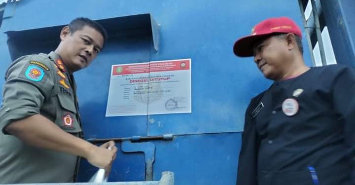 Satpol-PP Damkar Indramayu Menutup Batching Plant tak Lengkap Izin di Desa Jatimunggul