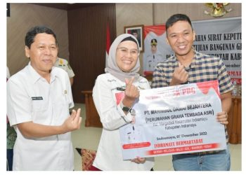 Bupat Indramayu Serahkan SK PBG Bagi Pengusaha