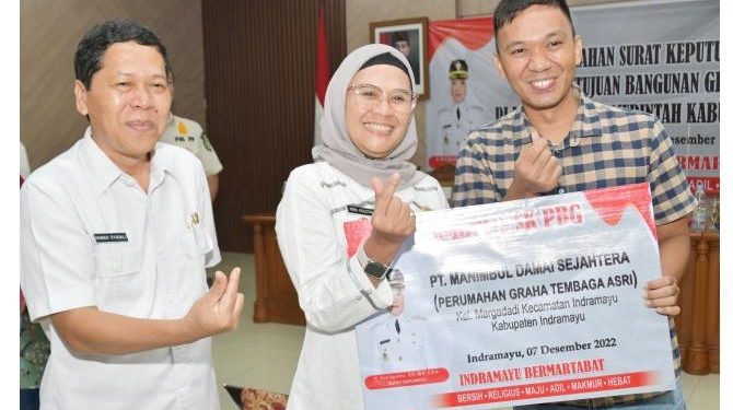 Bupat Indramayu Serahkan SK PBG Bagi Pengusaha