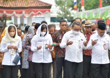 Ziarah ke Makam Pionir Transmigrasi, Kemendes PDTT RI dan Pemkab Indramayu Lakukan Tabur Bunga dan Doa Bersama