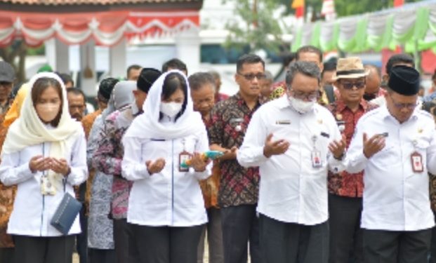 Ziarah ke Makam Pionir Transmigrasi, Kemendes PDTT RI dan Pemkab Indramayu Lakukan Tabur Bunga dan Doa Bersama