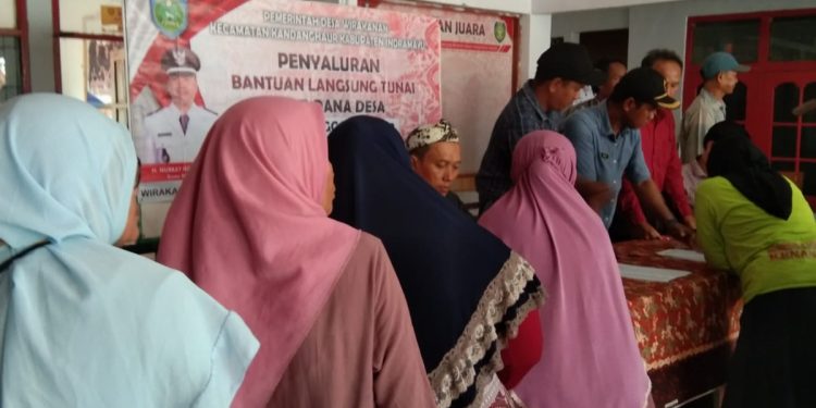 Masyarakat Desa Wirakanan. Terima BLT  Yang Bersumber Dana DD