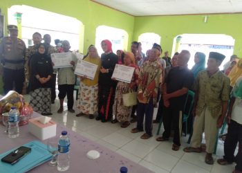 Wakil Bupati Cirebon Hj Wahyu Tjiptaningsih Bagikan Sembako Untuk Para Lansia Tidak Produktip di Desa Guwa Lor