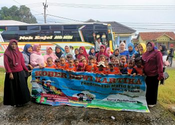 Pembagian Raport Kober Dewi Kartika  Dusun Lempong,Di Area Destinasi Wisata Kolam Renang Majalengka