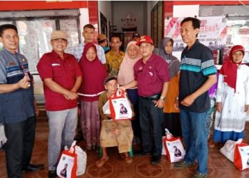 Jumat Berkah, Inspektorat Indramayu Bagikan Paket Sembako di Kecamatan Pasekan
