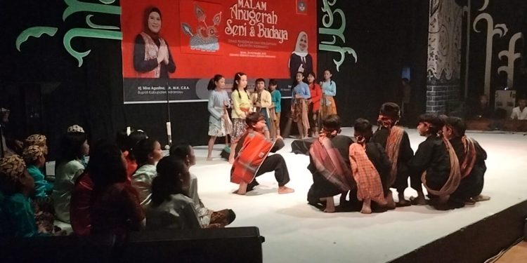Teatrikal Dolanan Anak di Indramayu Pukau Penonton Malam Anugerah Seni dan Budaya 
