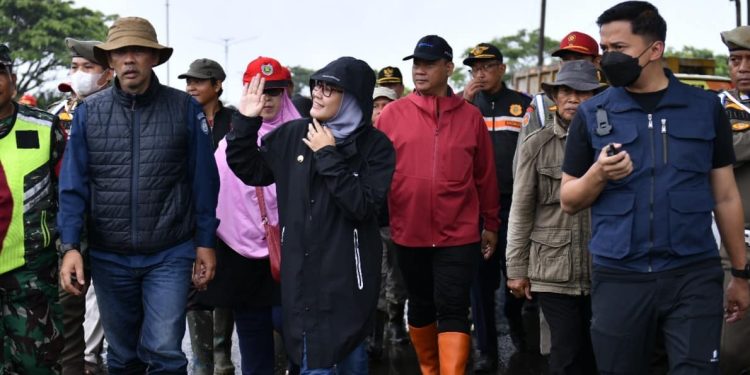 Bupati Indramayu Kunjungi Tempat Pengungsian Warga Terdampak Banjir Rob