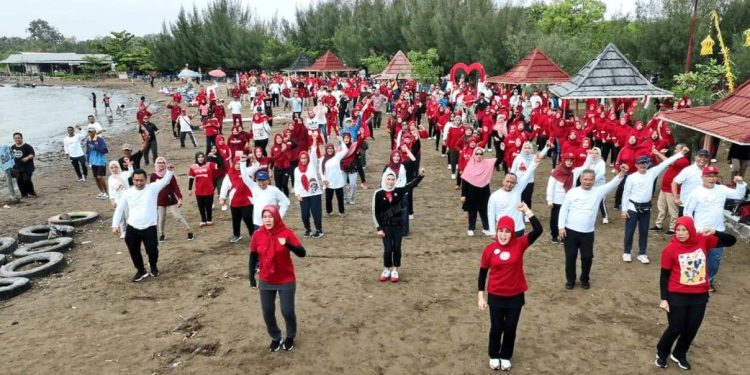 Senam Bersama Bupati Nina Agustina di Pantai Balongan Indah