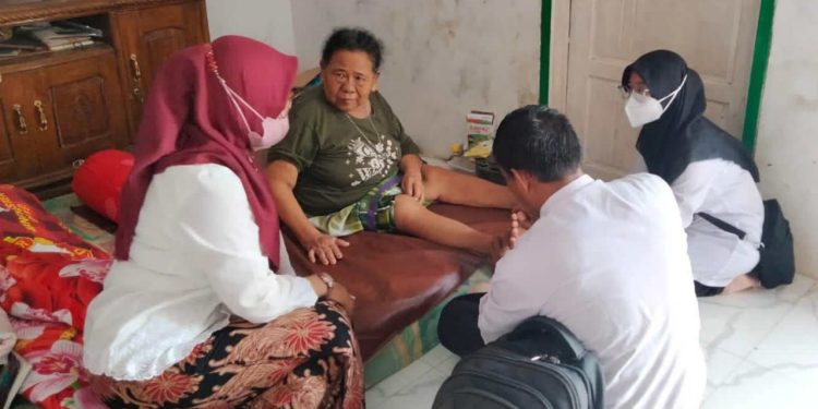 Tindak Lanjuti Aduan, Tim Dokmaru Gabuswetan Periksa Kesehatan Warniti