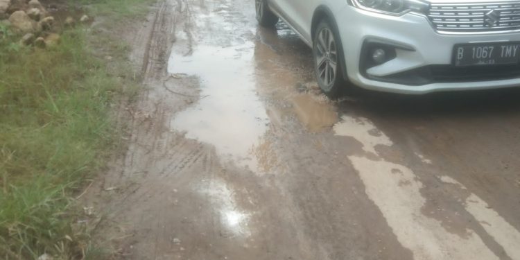Jalan poros Desa di Losari Butuh Perbaikan