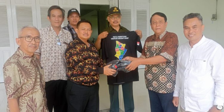 Kaos Bergambar Peta Indramayu Barat Diserahkan Ke Ketua Paguyuban