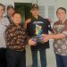 Kaos Bergambar Peta Indramayu Barat Diserahkan Ke Ketua Paguyuban