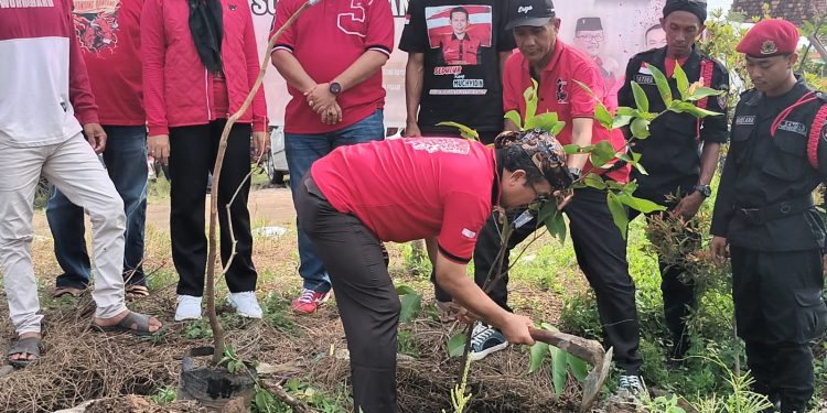 Dekatkan Diri Kepada Masyarakat, DPC PDI Perjuangan Kabupaten Cirebon Adakan Giat Kerja Bakti