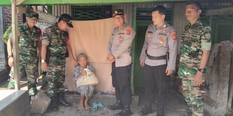 Sinergi TNI-Polri, Koramil Juntinyuat Dim Indramayu Salurkan Sembako