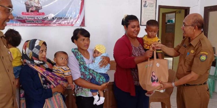 Sekretariat DPRD Berikan Makanan Tambahan Bagi Balita Stunting