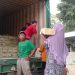 Ibu – Ibu Blok Kedoya Rela Jadi Kuli Panggul Batu Alam
