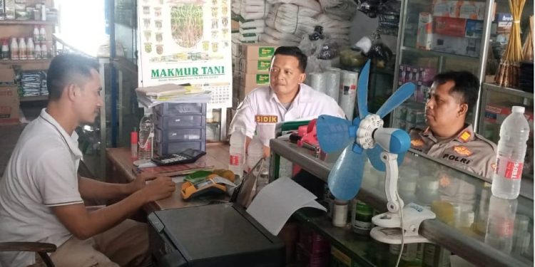 Camat Widasari Pantau Ketersediaan Pupuk Bersubsidi