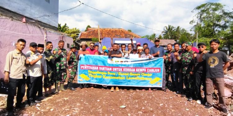 Kunjungi Korban Gempa Cianjur, FKKC Lemahabang Bersama Unsur Muspika Serahkan Donasi Bantuan