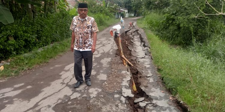Akibat Longsor Tanah , Pemdes Ciledug Wetan Minta Bupati Cirebon Tanggap