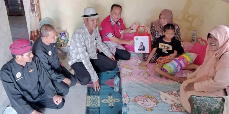 Camat Pasekan Kunjungi Siswa Korban Kecelakaan