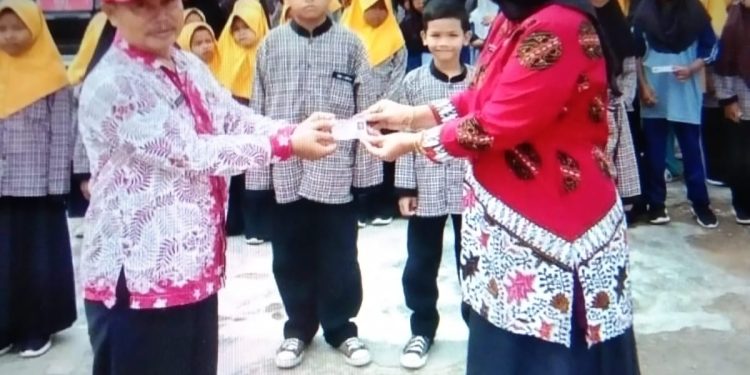 Camat Serahkan 71 KIA Kepada Kepala Sekolah SDN 3 Kertamulya