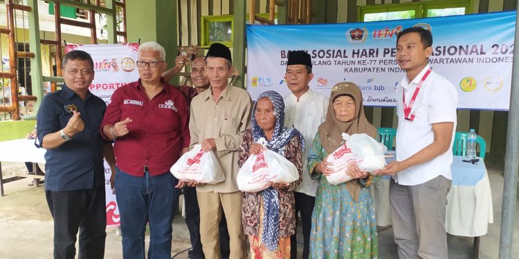 Peringati HPN 2023, PWI Indramayu Bareng Sponsorship Bagikan Ratusan Sembako di 5 Kecamatan