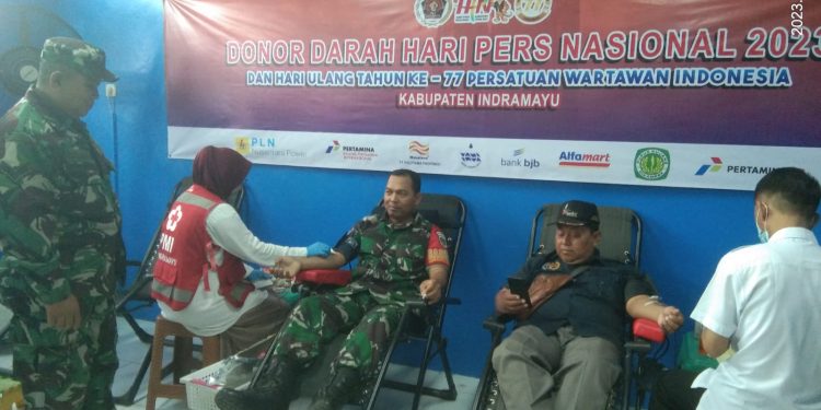 Personil Kodim 0616, Ikut Baksos Donor Darah Rangkaian HPN 2023 PWI Indramayu