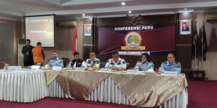Tim Gabungan Imigrasi dan Polresta Cirebon Berhasil Tangkap WNA Asal Malaysia.
