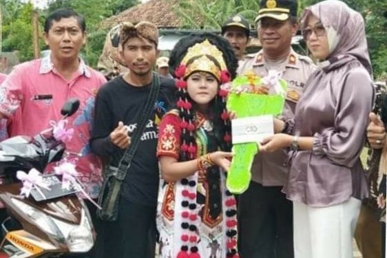 Prestasi Tari Topeng Samba Dan Kelana Dhea Ananda Mendapat Hadiah Motor