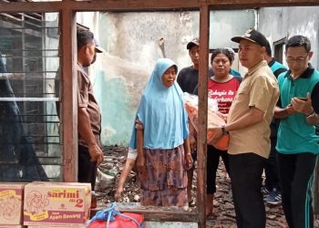 Pemdes Sende Bersama Warga Bersihkan Puing Rumah Korban Kebakaran Sekaligus Serahkan Bantuan