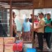 Pemdes Sende Bersama Warga Bersihkan Puing Rumah Korban Kebakaran Sekaligus Serahkan Bantuan
