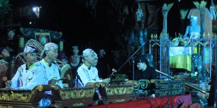 Luar biasa, Nayaga Cilik Mampu Iringi Pementasan Tari Topeng Indramayu di Bali
