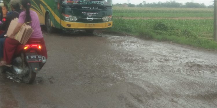 Kuwu Desa Cisaat Tunggu Perbaikan Jalan Yang Dinilainya Sudah Tidak Layak