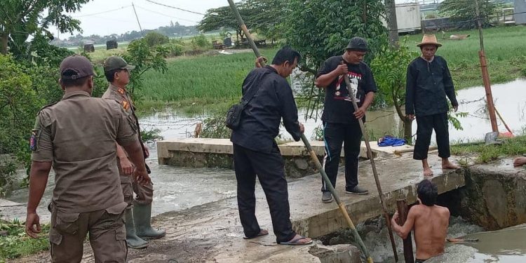 Antisipasi Banjir, Pemcam Patrol Kerja Bakti Bersihkan Saluran Pembuang