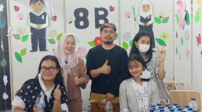 Kelas VIII B SMPN 1 Kota Cirebon Hadirkan Stand Makanan Di Kegiatan Gebyar Kreasi Nusantara Spensa
