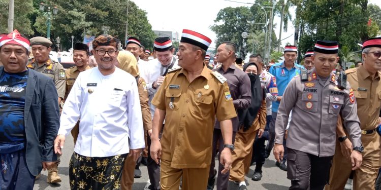 H.Agus Mashum Antusias Ikuti Kirab Merah Putih dan Budaya 8 Kabupaten Kota