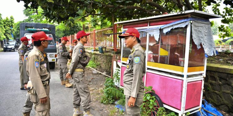 Satpol PP Damkar Tertibkan Pedagang Kaki Lima, Pemkab Indramayu Sediakan Tempat Relokasi