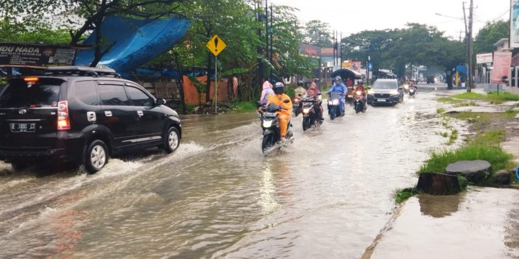 Di Duga Tak Berizin, Dua Bangunan Toko Penyebab Genangan Air Tinggi di Jalan Raya Sindanglaut – Karangsuwung